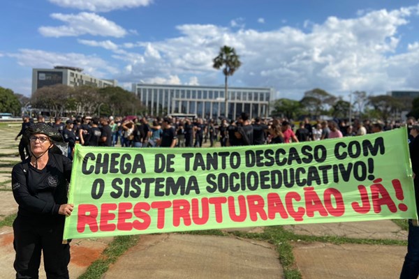 Agentes socioeducativos do DF reunidos em assembleia-geral dentro do Palácio do Buriti - Metrópoles