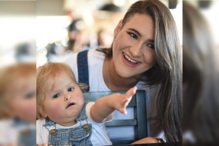 Imagem colorida mostra mãe e filha