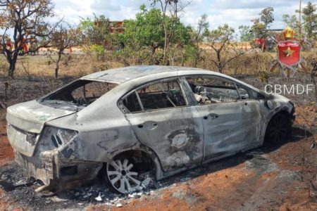 Carro queimado - Metrópoles