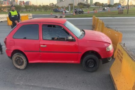 Imagem colorida mostra carro vermelho