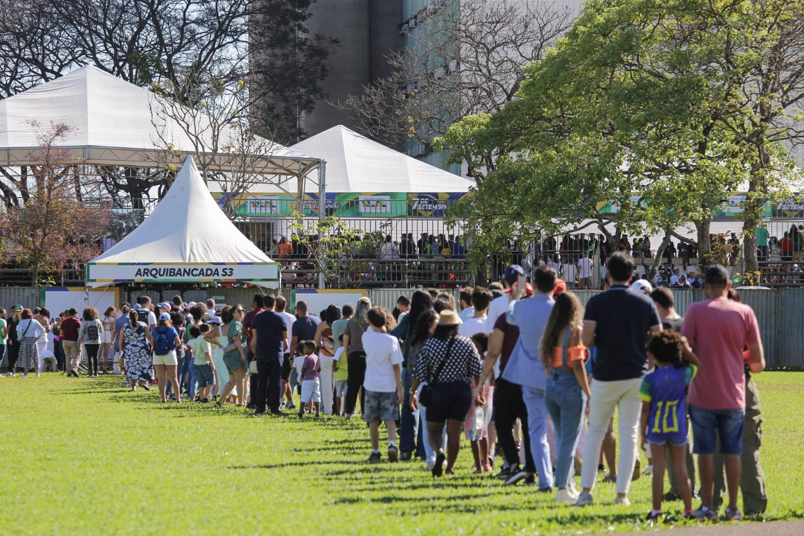 Público chega à Esplanada dos Ministérios para acompanhar o desfile cívico-militar de 7 de Setembro. Filas foram organizadas por setores para acesso às arquibancadas - Metrópoles