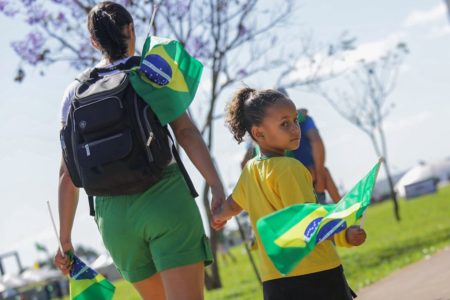 Público chega à Esplanada dos Ministérios para acompanhar o desfile cívico-militar de 7 de Setembro. Filas foram organizadas por setores para acesso às arquibancadas - Metrópoles