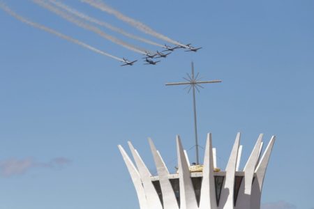 Público vibra com a Esquadrilha da Fumaça em apresentação durante o desfile de 7 de Setembro - Metrópoles