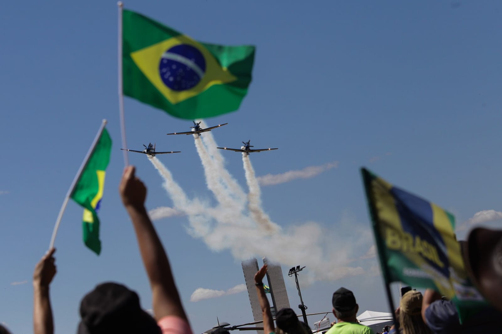 Público vibra com a Esquadrilha da Fumaça em apresentação durante o desfile de 7 de Setembro - Metrópoles