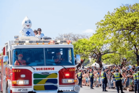 Zé Gotinha desfila em cima de caminhão dos bombeiros durante o ato do 7 de Setembro em Brasília