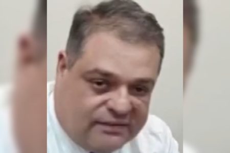 Imagem colorida de homem branco de meia idade, vestido com camisa branca - Metrópoles