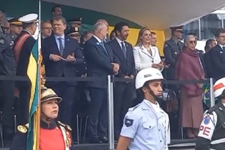 foto colorida mostra Tarcísio e Ricardo Nunes em palanque durante celebrações do 7 de Setembro no Anhembi - Metropoles