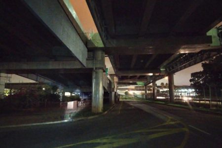 Em foto colorida terminal de aeroporto está às escuras - Metrópoles