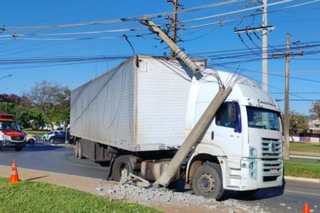 Poste caído após ser atingido por carreta