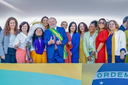 Imagem colorida do presidente Lula e ministras no desfile de 7 de setembro
