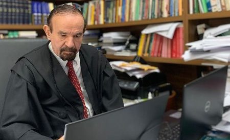 Advogado Cezar Bittencourt em uma biblioteca