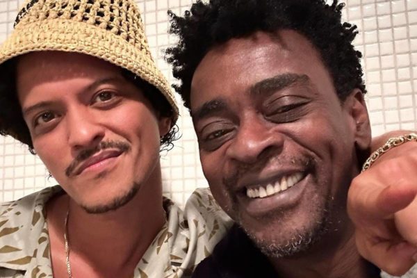 Foto colorida de Bruno Mars e Seu Jorge - Metrópoles