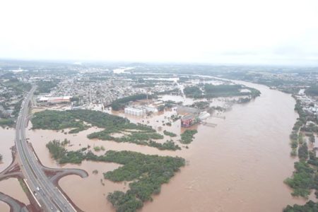 Imagem mostra destruição deixada em cidades do Rio Grande do Sul após a passagem de ciclone extratropical - Metrópoles