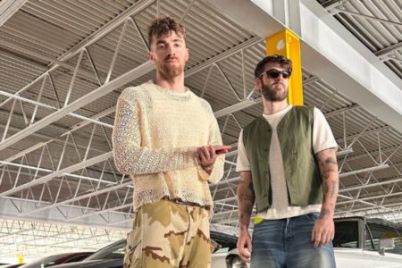 Foto colorida de dois homens - Metrópoles