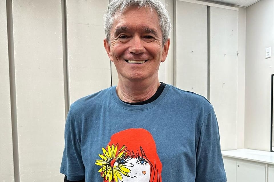 Serginho Groisman posa com blusa em homenagem à Rita Lee - Metrópoles