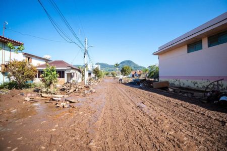 Rua cheia de lama no Rio Grande do Sul - Metrópoles