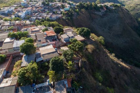 casas em um ribanceira