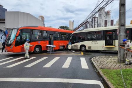 Foto colorida de acidente entre dois ônibus em Curitiba - Metrópoles