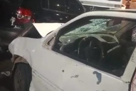 Foto colorida de carro de homem que jogou veículo contra populares em Minas Gerais - Metrópoles