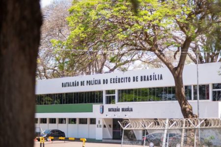 Imagem colorida mostra a fachada do Batalhao de Polícia do Exército em Brasília - Metrópoles