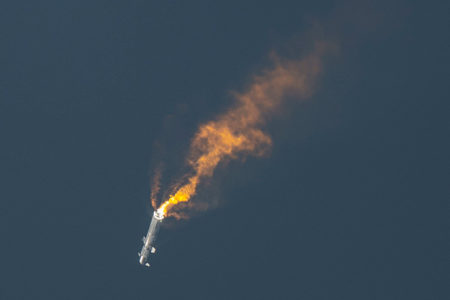 Imagem do foguete Starship, da SpaceX, caindo pouco depois do lançamento - Metrópoles