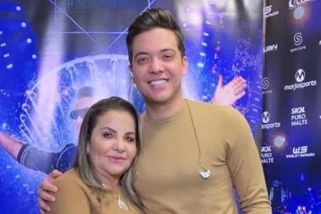 Foto colorida de Safadão com a mãe - Metrópoles