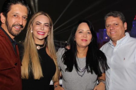 Imagem colorida mostra Ricardo Nunes e Tarcísio de Freitas, com suas mulheres, juntos e sorridentes de frente para a câmara