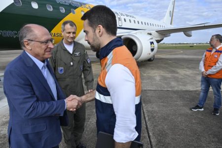 Foto colorida de Eduardo Leite e Geraldo Alckmin - Metrópoles