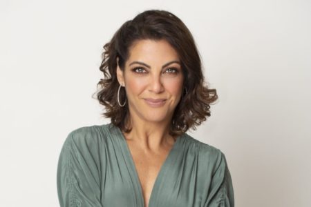 Foto colorida de Thalita Rebouças em fundo branco, com o cabelo preso - Metrópoles