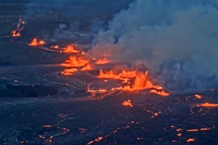 Imagem colorida de erupção do vulcão Kilauea, no Havaí, Estados Unidos - Metrópoles