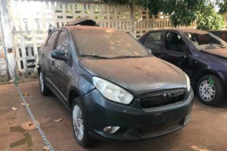 frente de carro sedan preto coberto de poeira