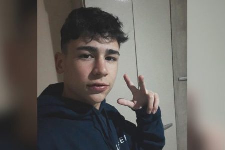 Imagem colorida mostra o adolescente Pedro Albieri, um jovem de 17 anos, branco, cabelos castanho-escuro, curtos, vestido com uma blusa azul - Metrópoles