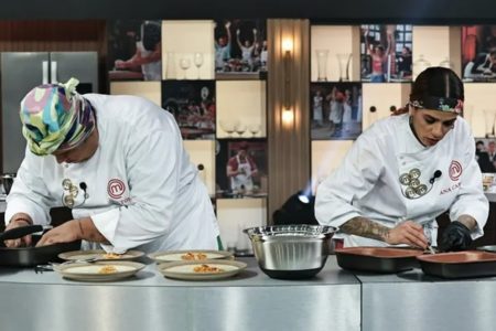 Foto colorida de Ana Carolina e Wilton na final do MasterChef 10, da Band - Metrópoles