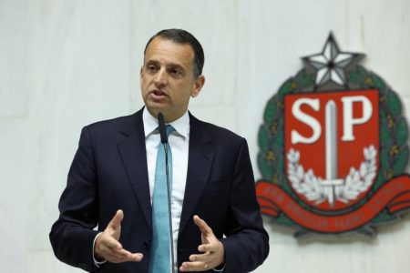 Fotografia colorida do deputado Marco Bertaiolli enquanto discursa no plenário da Alesp, com as mãos gesticulando e a cabeça levemente inclinada para o lado direito - Metrópoles