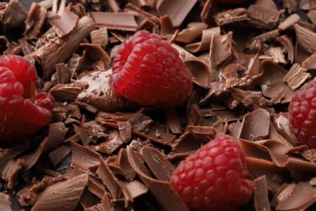 Na imagem colorida, close de uma framboesa fresca em cima de pedaços de chocolate - Metrópoles