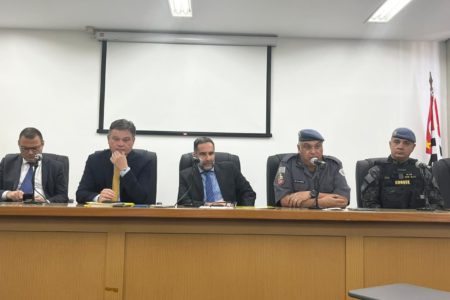 foto coletiva mostra mesa em que promotores e PMs dão coletiva na sede do MPSP - Metropoles