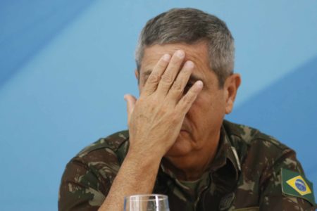 General Braga Netto, com a mão no rosto - metrópoles
