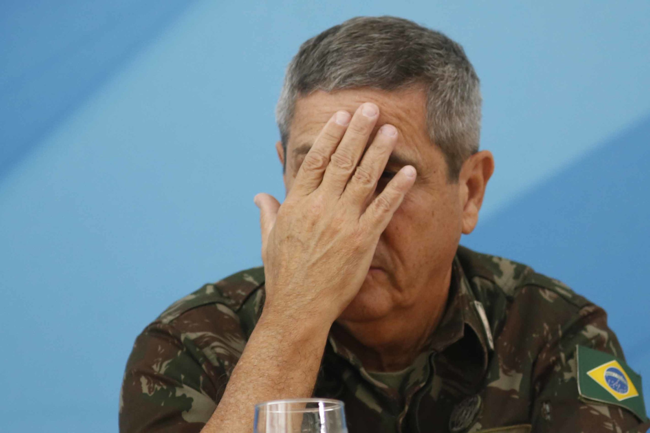 General Braga Netto, com a mão no rosto - metrópoles
