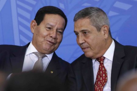 Vice presidente Hamilton Mourão ao lado do General Walter Braga Netto, ministro da Casa Civil - Metrópoles