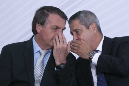 Presidente Bolsonaro conversa com Braga Netto durante evento - Metrópoles
