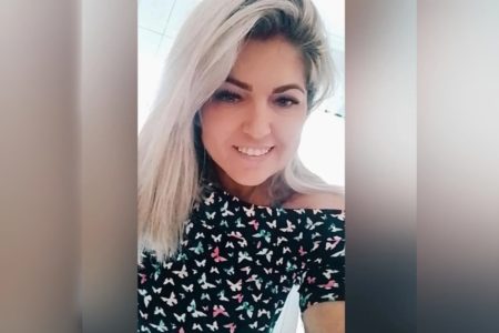 Fotografia mostra Janaína, que é loira e está com uma blusa preta - Metrópoles