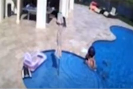 Imagem colorida mostra momento em que criança resgatou homem que se afogava em piscina - Metrópoles