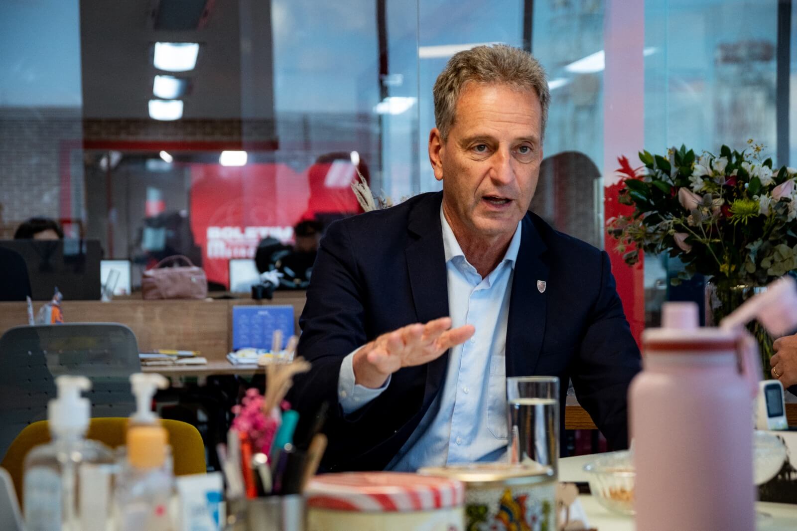 Em foto colorida, o presidente do Flamengo, Rodolfo Landim, em visita à redação do Metrópoles