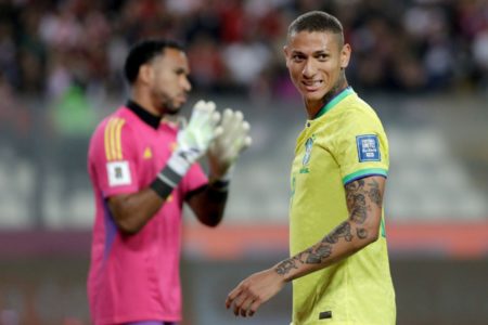 Imagem colorida do jogador Richarlison de perfil - Metrópoles