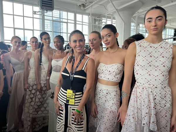 Grupo de modelos em backstage de desfile após o show - Metrópoles