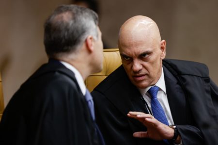 Bolsonaro Moraes foto colorida dos ministros do STF André Mendonça e Alexandre de Moraes