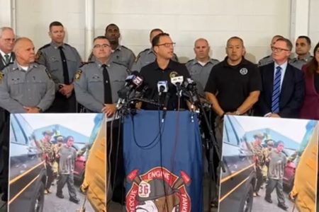 Imagem colorida de coletiva da Polícia do Condado de Chester - Metrópoles