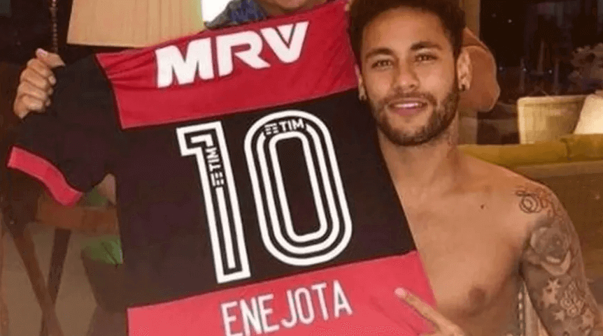 O jogador Neymar posa para foto segurando uma camiseta do Flamengo