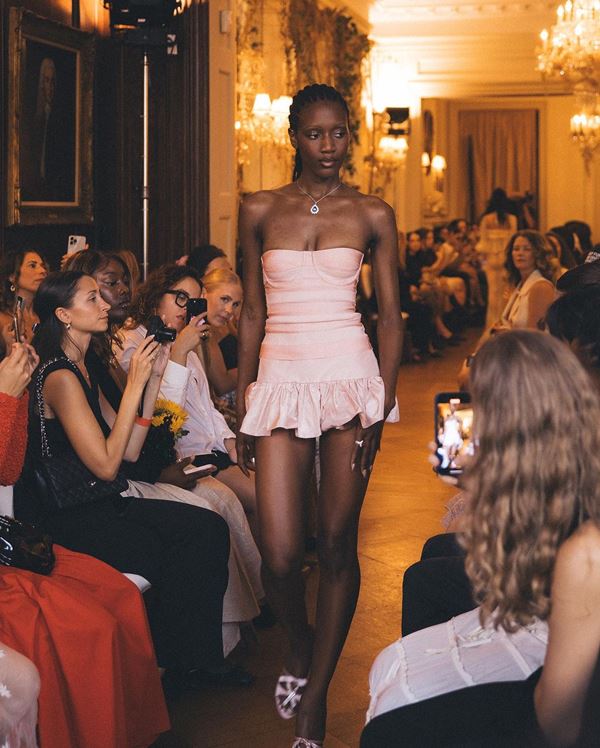 Modelo em passarela com roupas de primavera/verão 2024 - Metrópoles