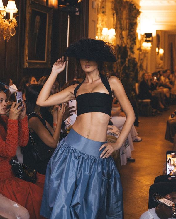 Modelo em passarela com roupas de primavera/verão 2024 - Metrópoles